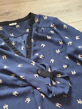 ❤️3/$25 Kismet Navy Printed V-Neck Tunic with Cream Motif